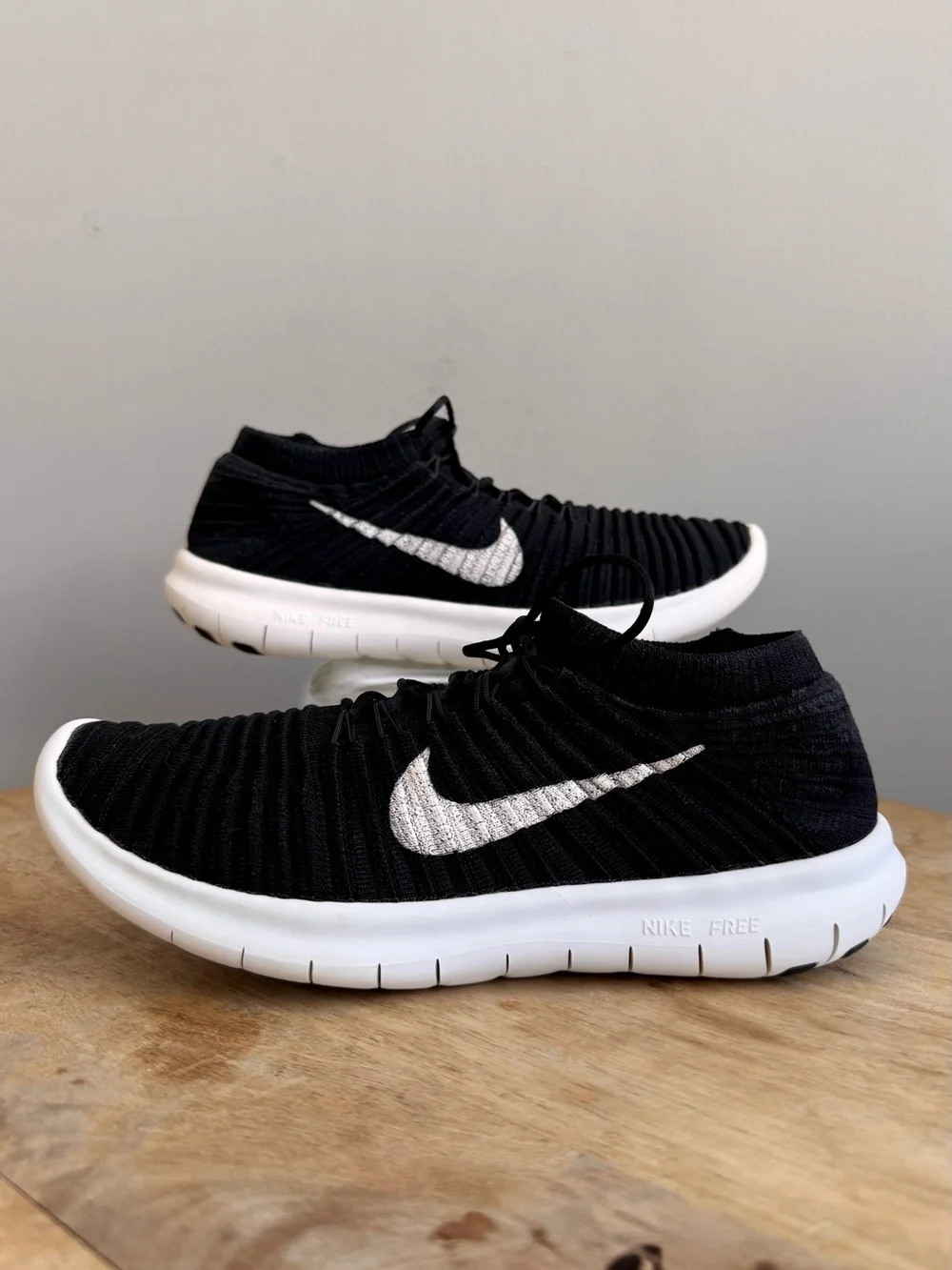 Nike Free RN Motion Flyknit Black White 834585-001 Women's Size 8 Running Shoes - Picture 1 of 9